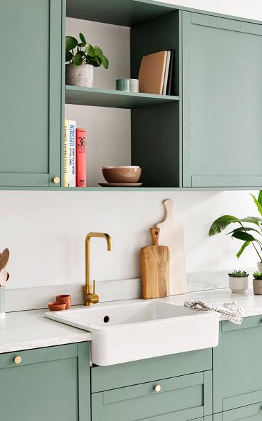 Kitchen-in-wood-and-green03-vert-de-gris-farmhouse-sink