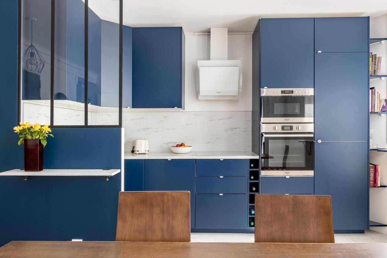 Eine Küche mit Glaswand in Blau 02 - Bleu nuit von Wherdeco - Vorderansicht