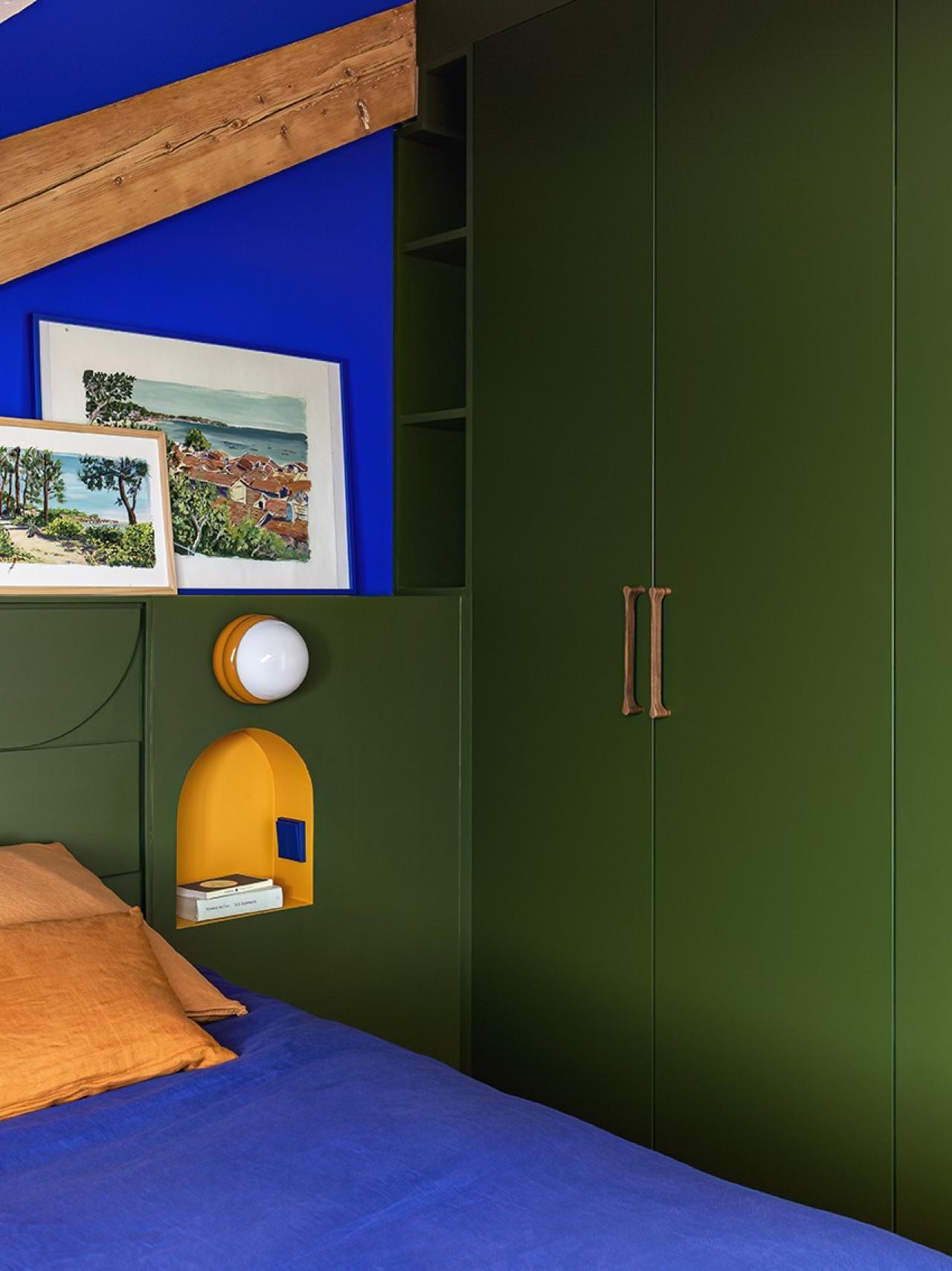 Olive-coloured built-in wardrobe, headboard with niches in Klein blue and Mustard yellow