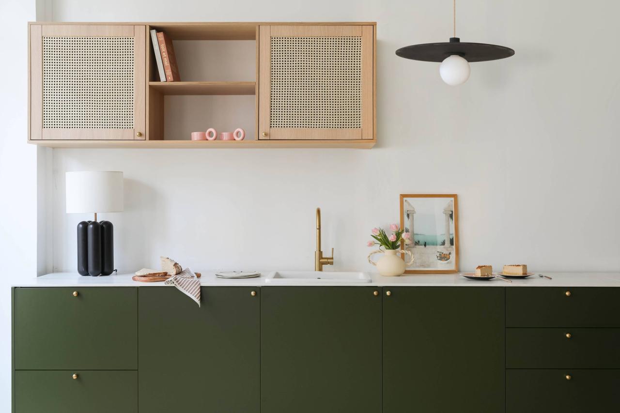 Küche im Landhausstil mit Fronten in Grün 06 -Olive und Flechtdesign, Armatur aus Messing