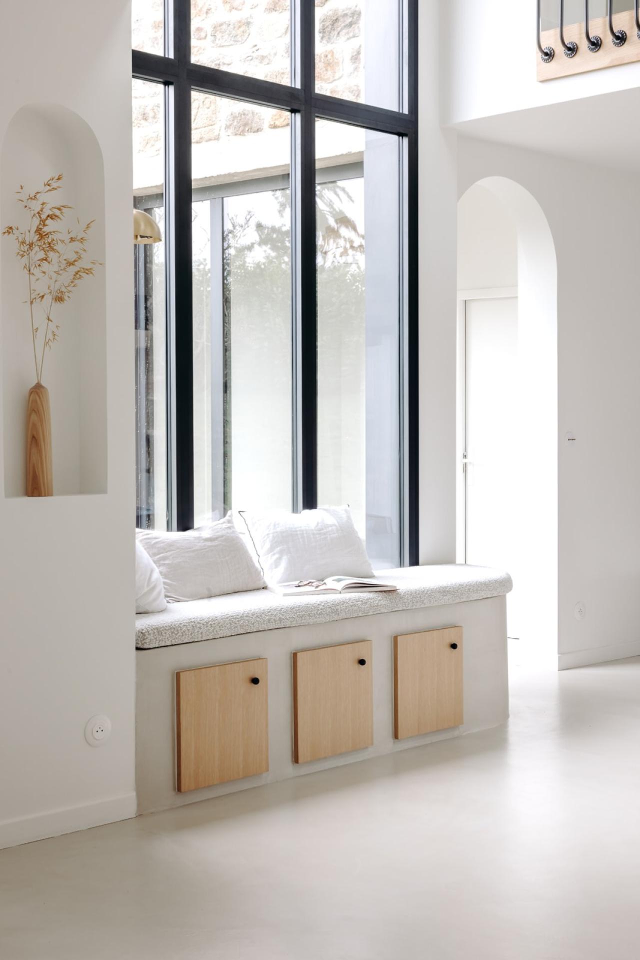 Wohnzimmer mit Sitzbank aus Eiche Natur und gewachstem Beton