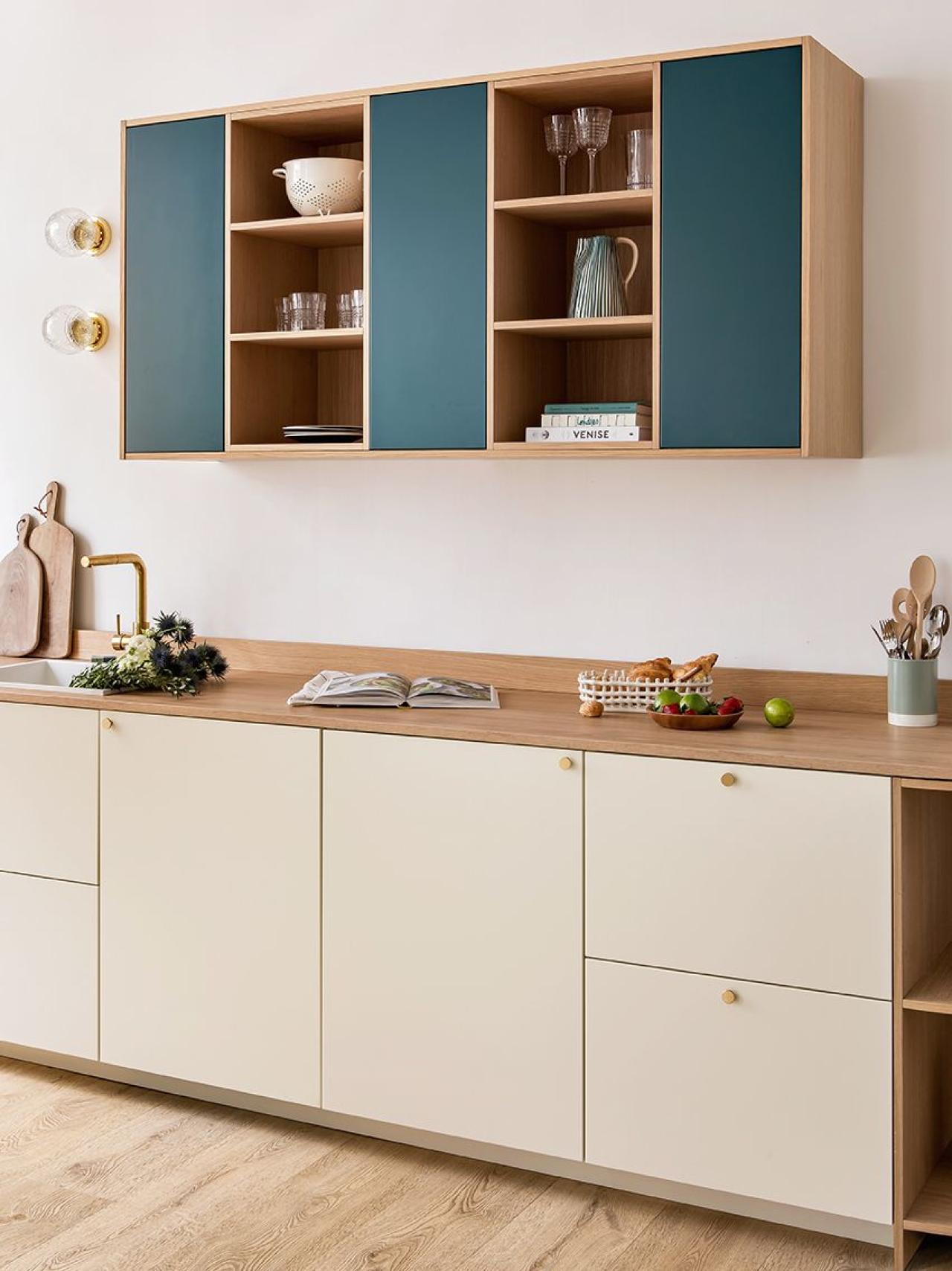 Ivoire and Vert sauvage kitchen, with open cabinets