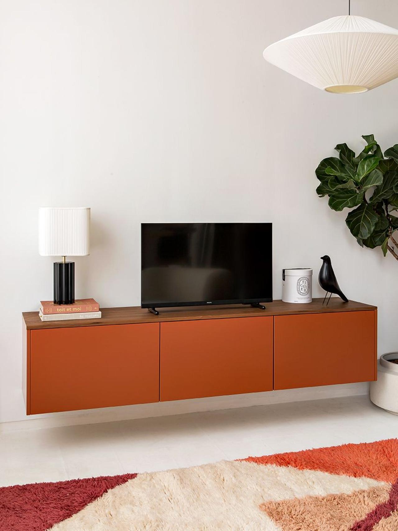 Ein TV-Möbel Besta in Mattlack Fauve