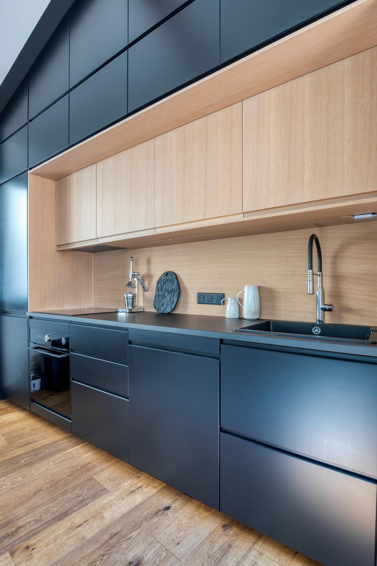 Küche in Grau 03 - Asphalte und Natureiche realisiert von Studio Ocells - 3/4 Ansicht 