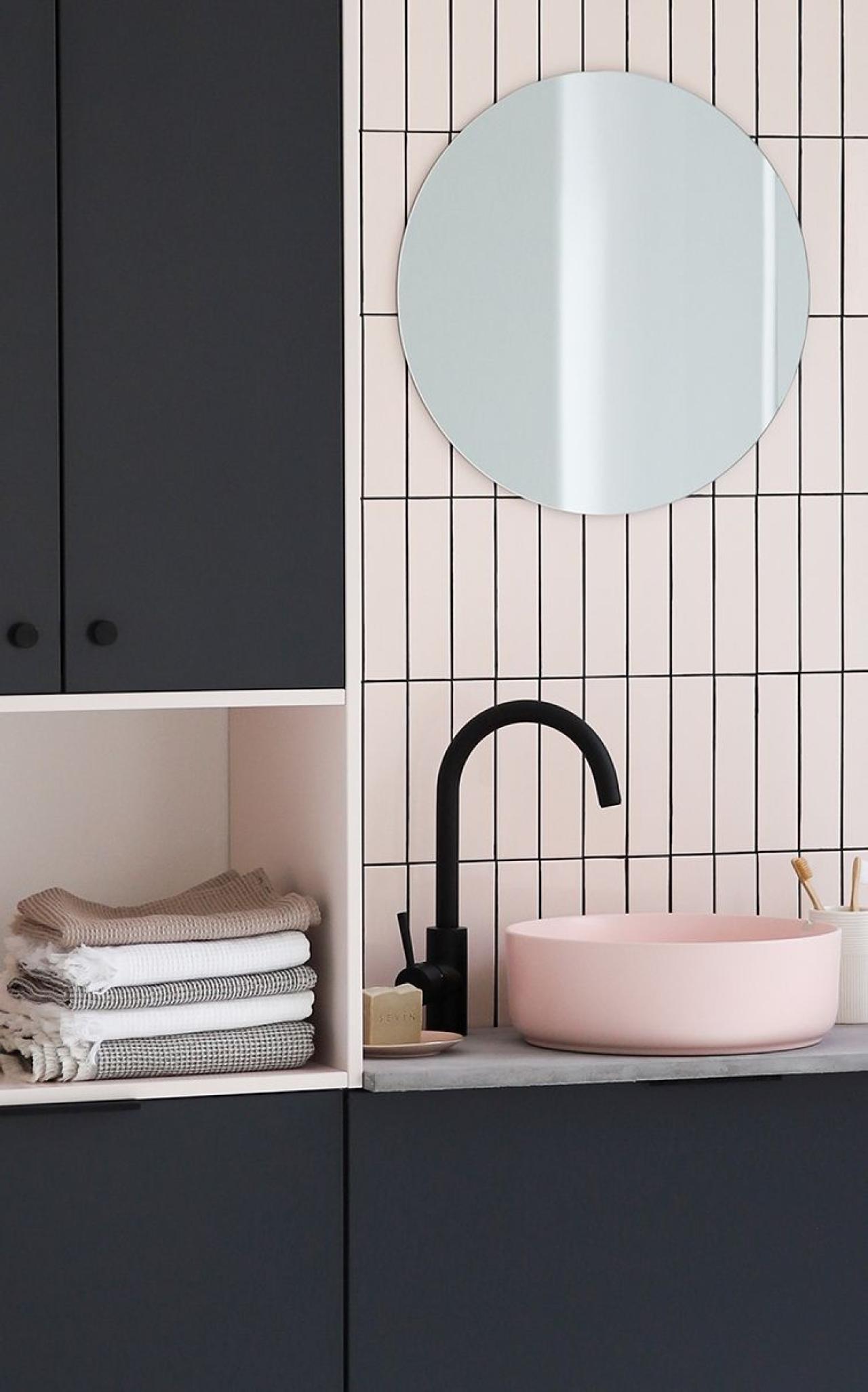 Ein zweifarbiger Badezimmerschrank in Grau 02 - Ardoise und Beige 01 - Beige rosé