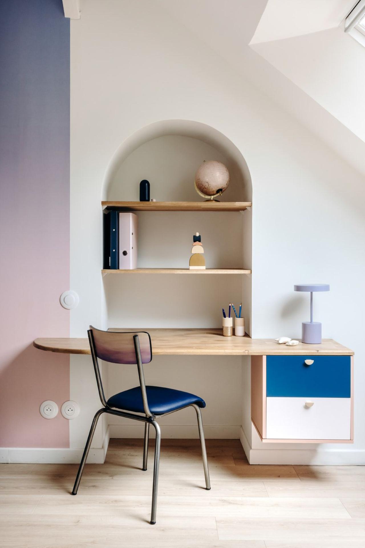 Pink and blue desk for kids with fade wallpaper from Mues design