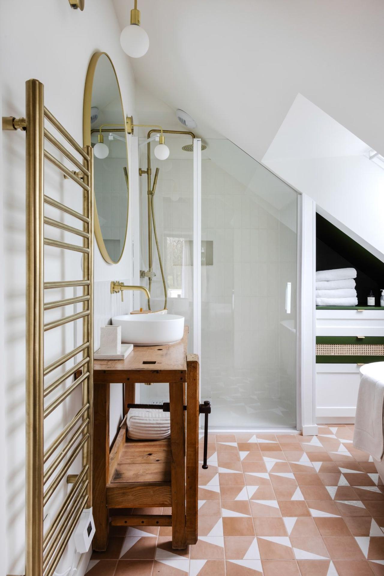 Badezimmermöbel in Olive und Blanc pur unter dem Dachboden