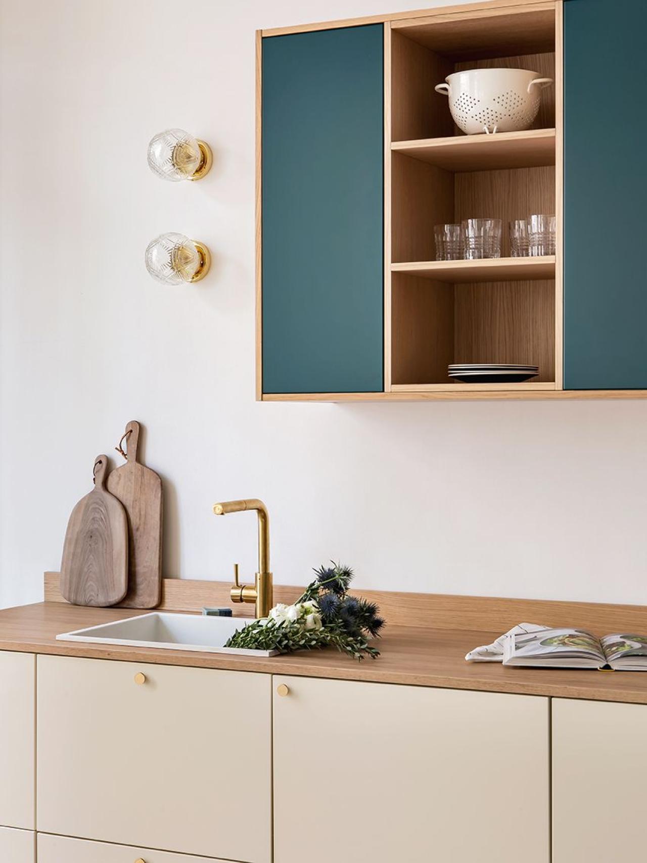 Ivoire and Vert sauvage kitchen, with open cabinets