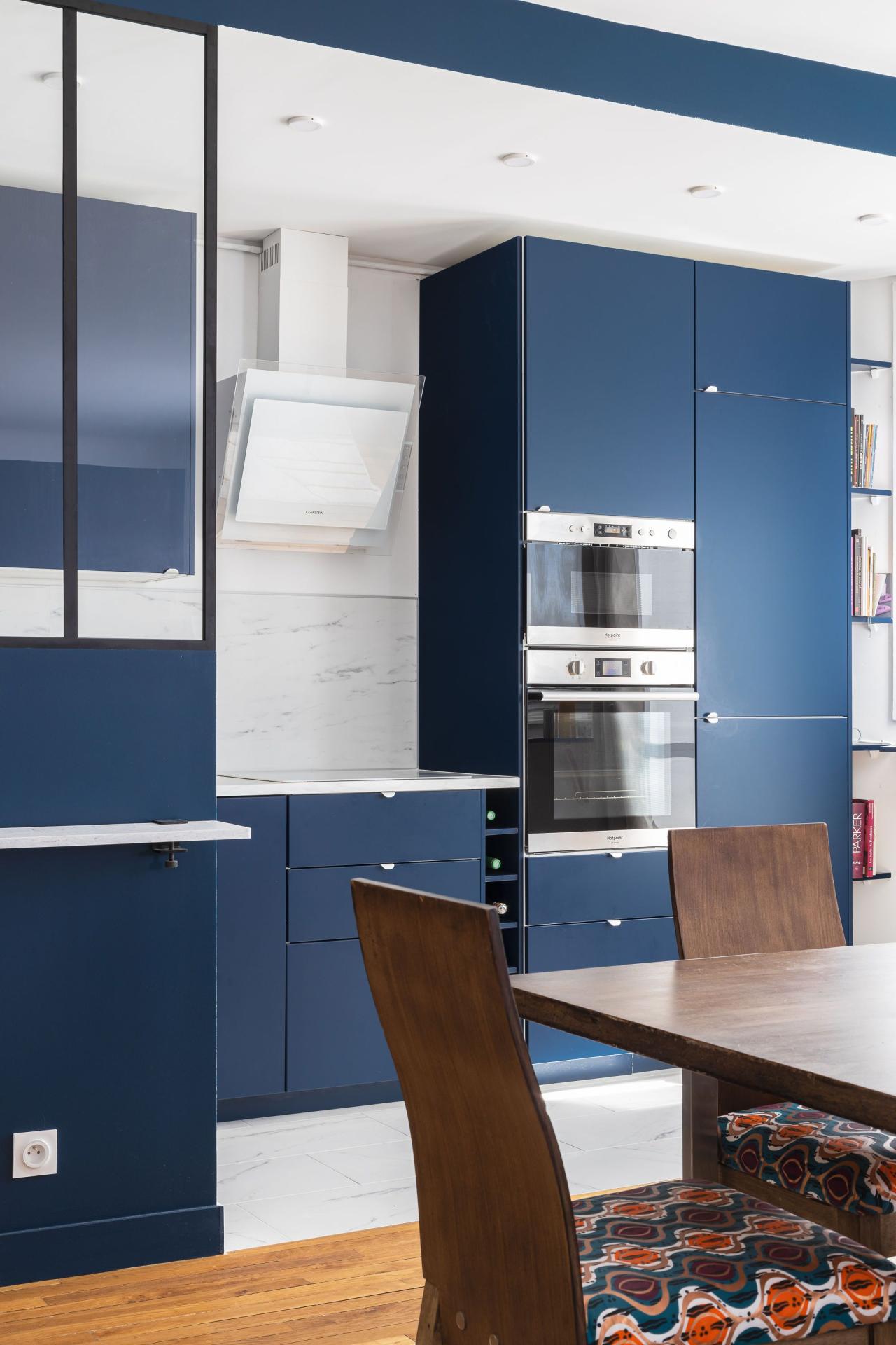 Eine Küche mit Glaswand in Blau 02 - Bleu nuit von Wherdeco - Ansicht von links
