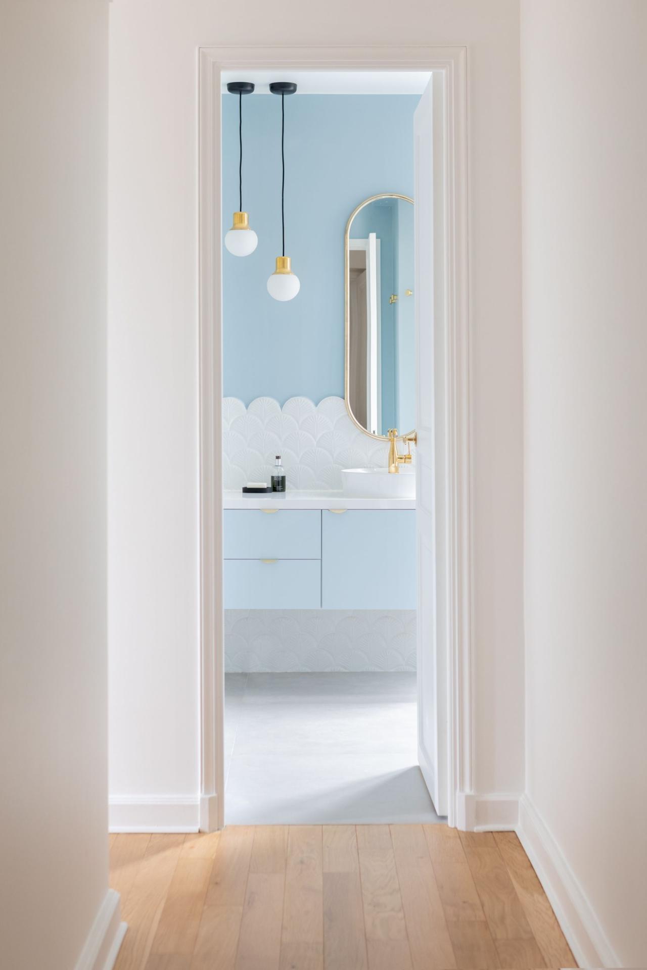 A Ciel voilé bathroom cabinet with feet