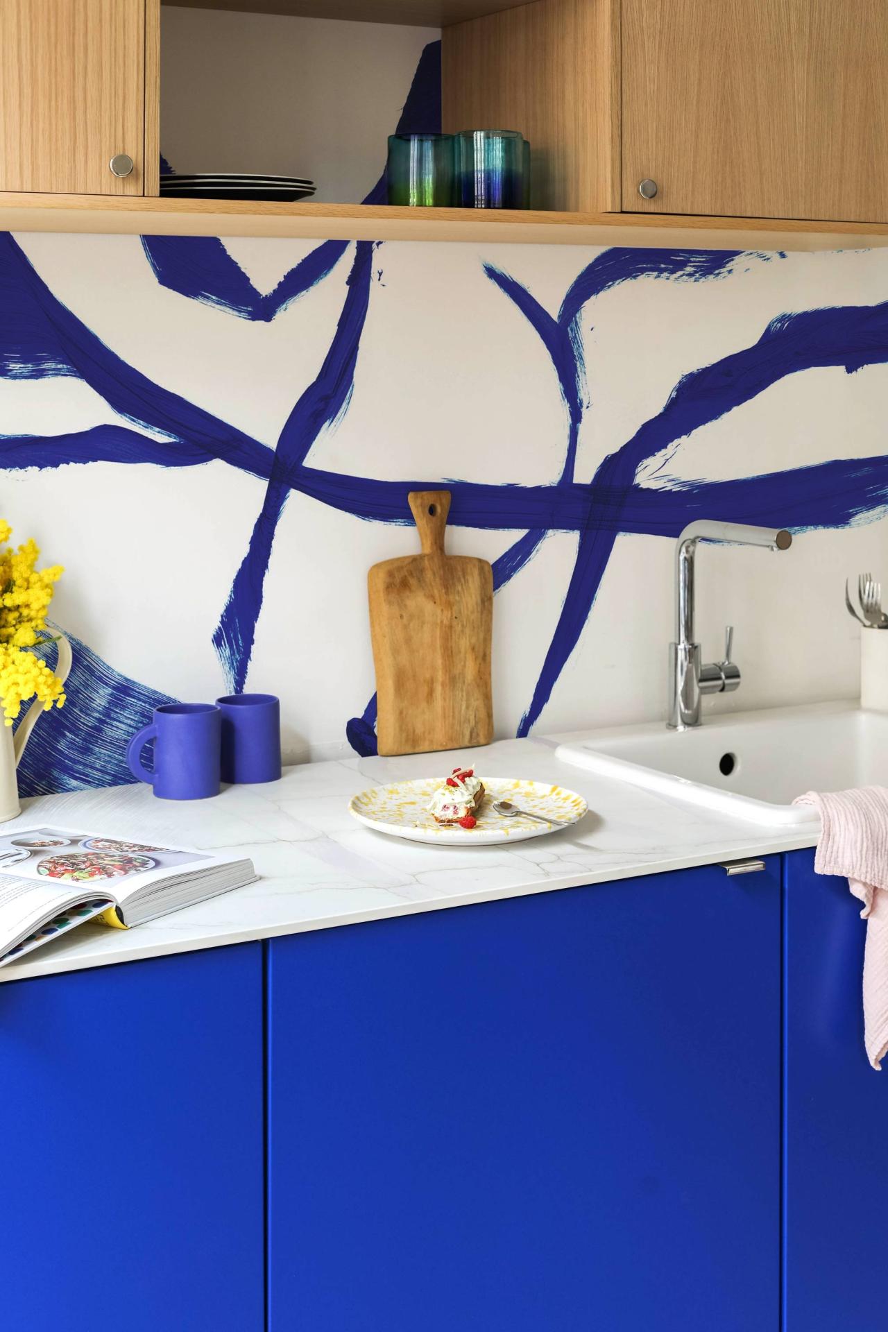 Küche in Blau 06 - Electric und Natureiche, mit Chrom Griffen und Armatur