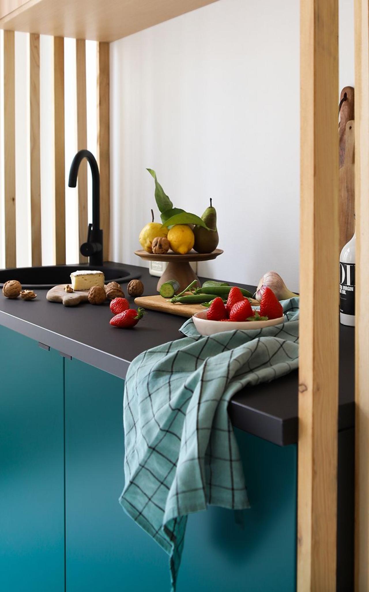 Eine Miniküche aus Natureiche und Grün 04 - Sauvage, eingerahmt von Holztrennwänden aus Leisten