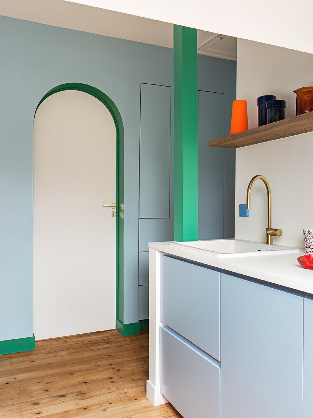 Küche in Blau 04 - Ciel Voilé und bogenförmige Tür