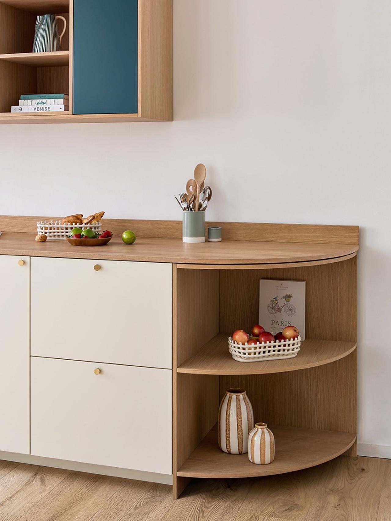 Ivoire and Vert sauvage kitchen, with curved open cabinets