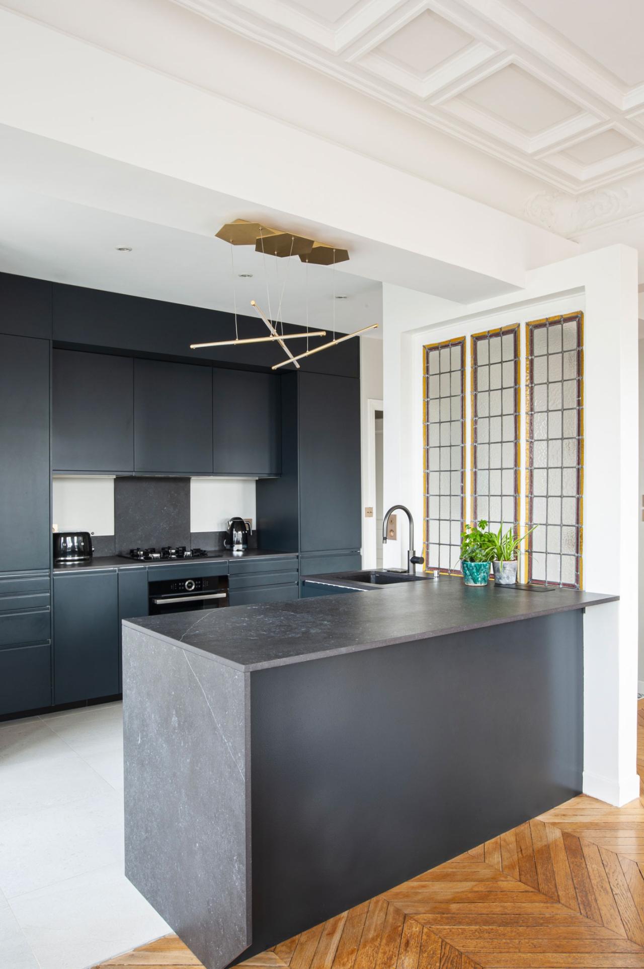 An open slate kitchen by Rouge Ardoise - Photos by Marc Ancelle