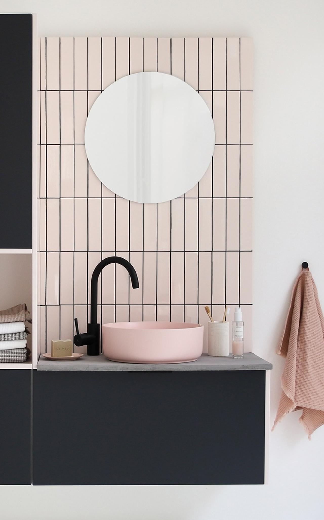 Ein zweifarbiger Badezimmerschrank in Grau 02 - Ardoise und Beige 01 - Beige rosé