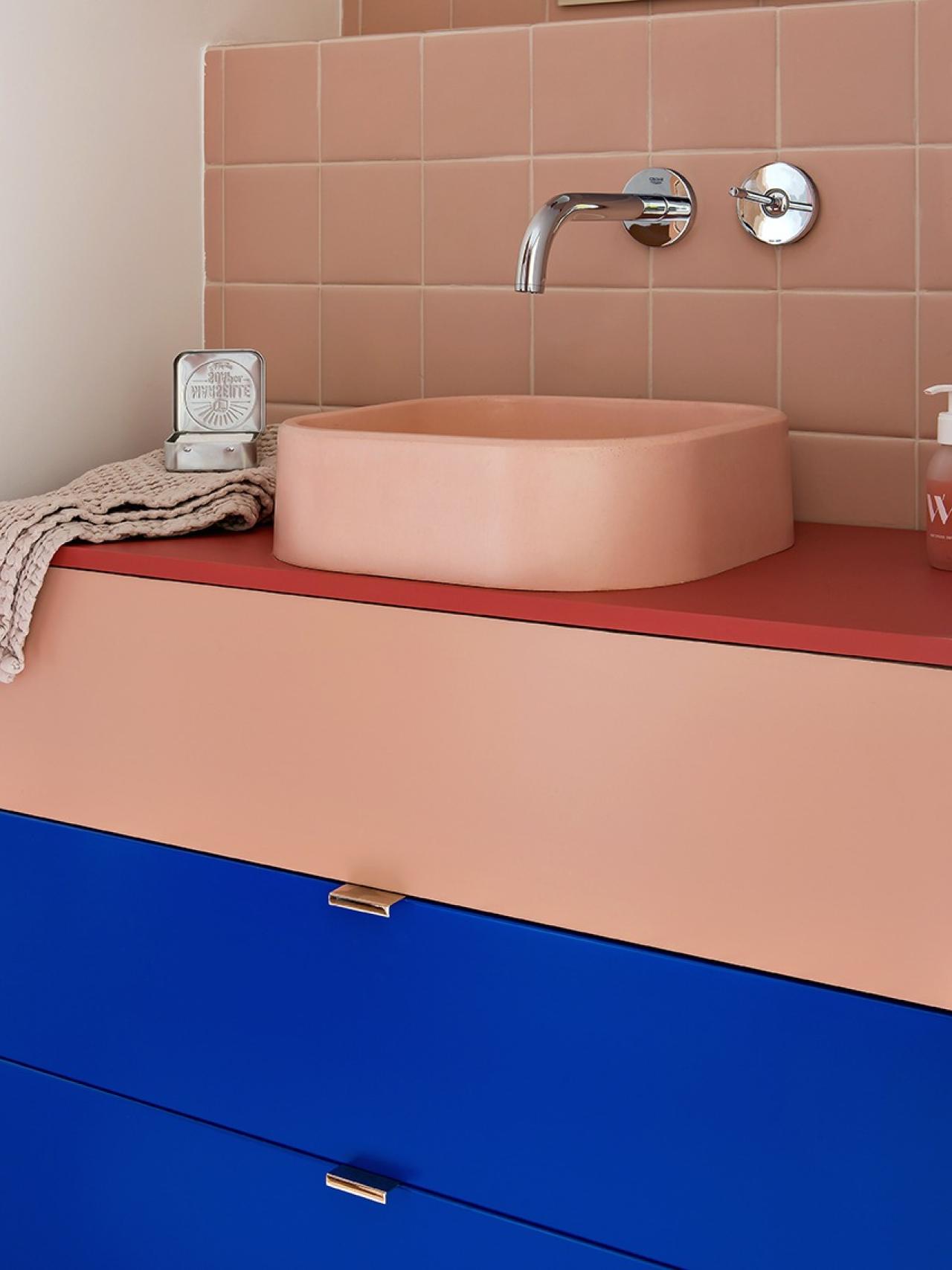 A pop bathroom unit in Electric blue and Blush pink 