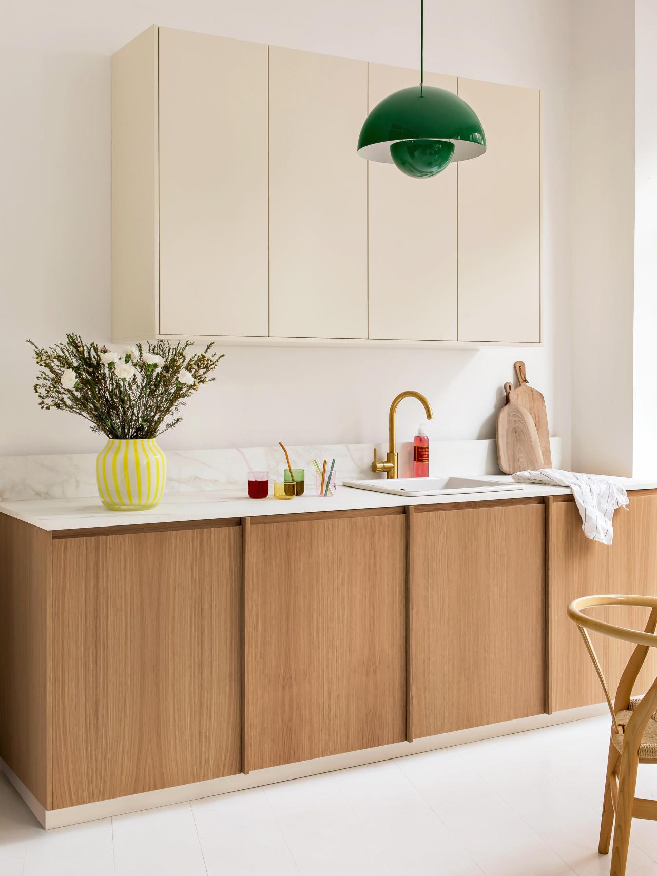 Ivoire and Vert sauvage kitchen, with rounded open cabinet