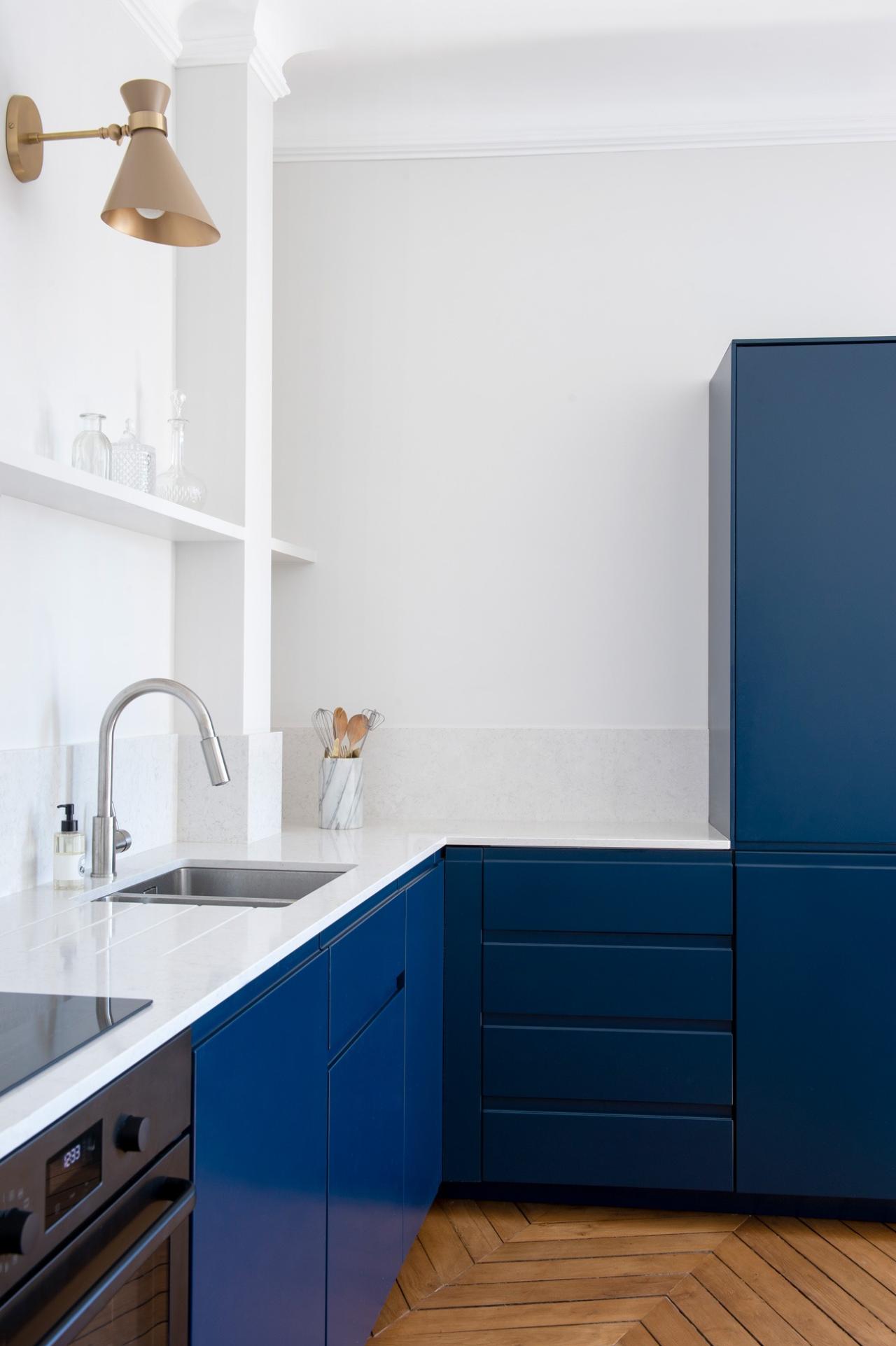 Blue nuit kitchen by Camille Gabrielle - Photos by Flora Fourcade