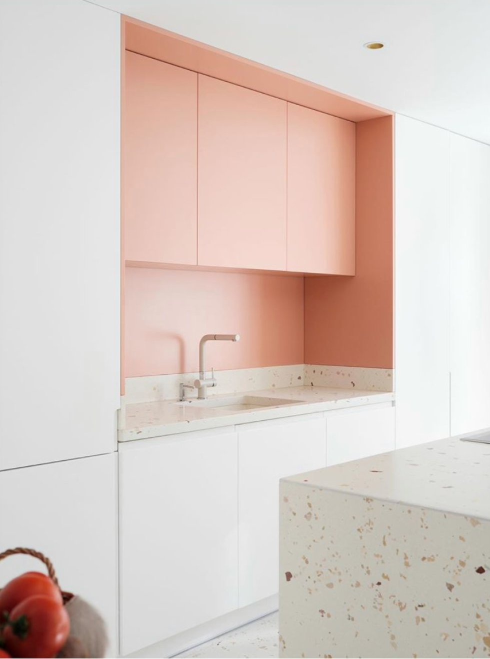 Zweifarbige Küche weiß & rosa, Blenden in verschiedenen Farben