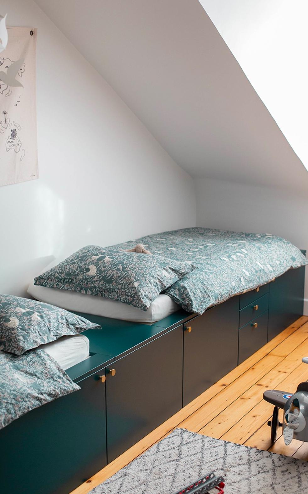 Plum Living - Ein doppeltes Podiumbett im Schlafzimmer von Arthur & Georges