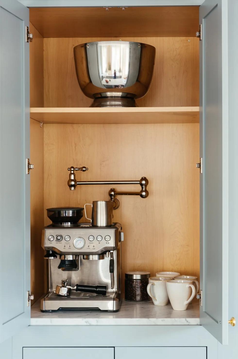 Machine à café dissumulée dans un placard