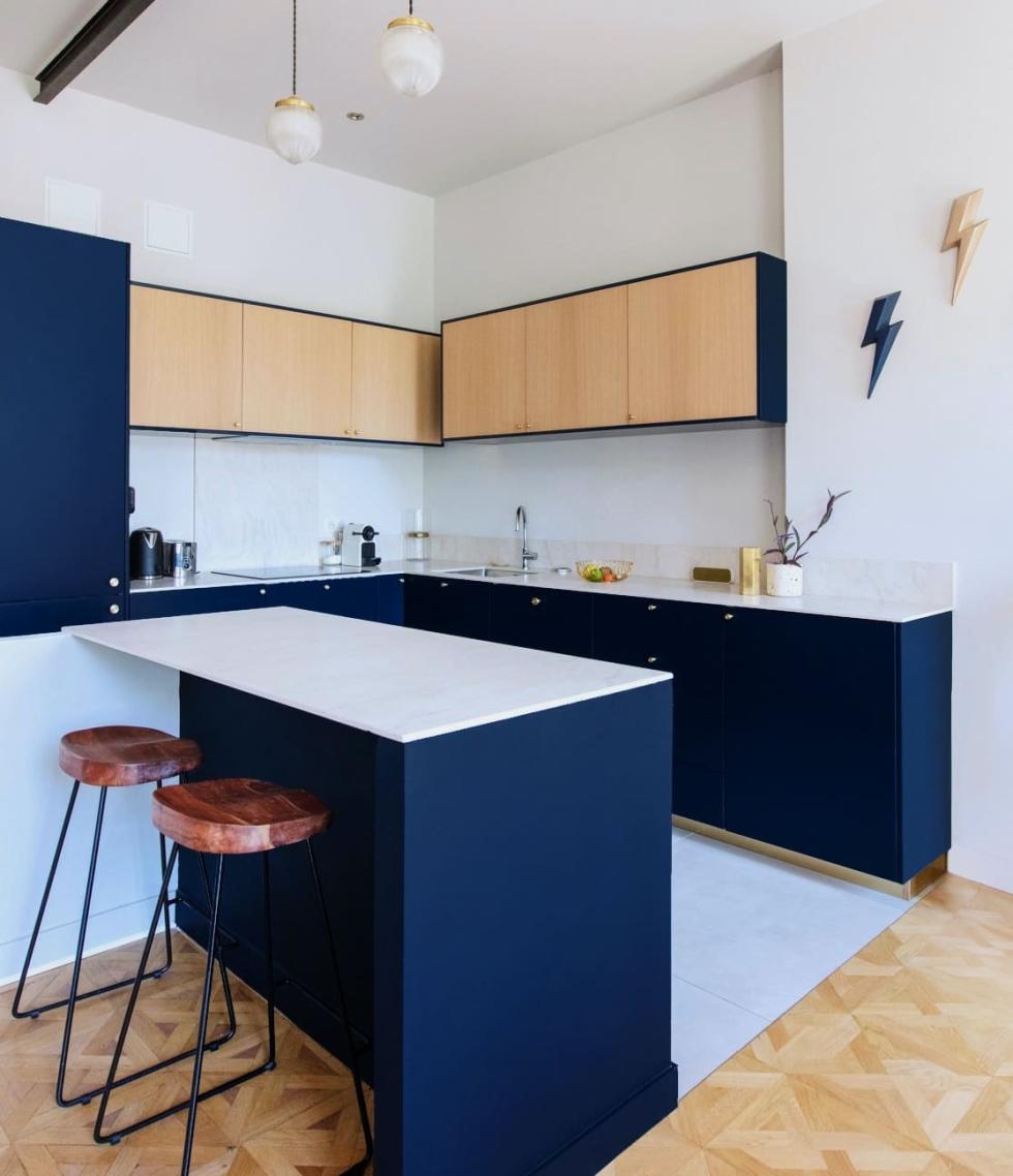 Two-tone kitchen in natural oak and Blue 02 - Bleu nuit