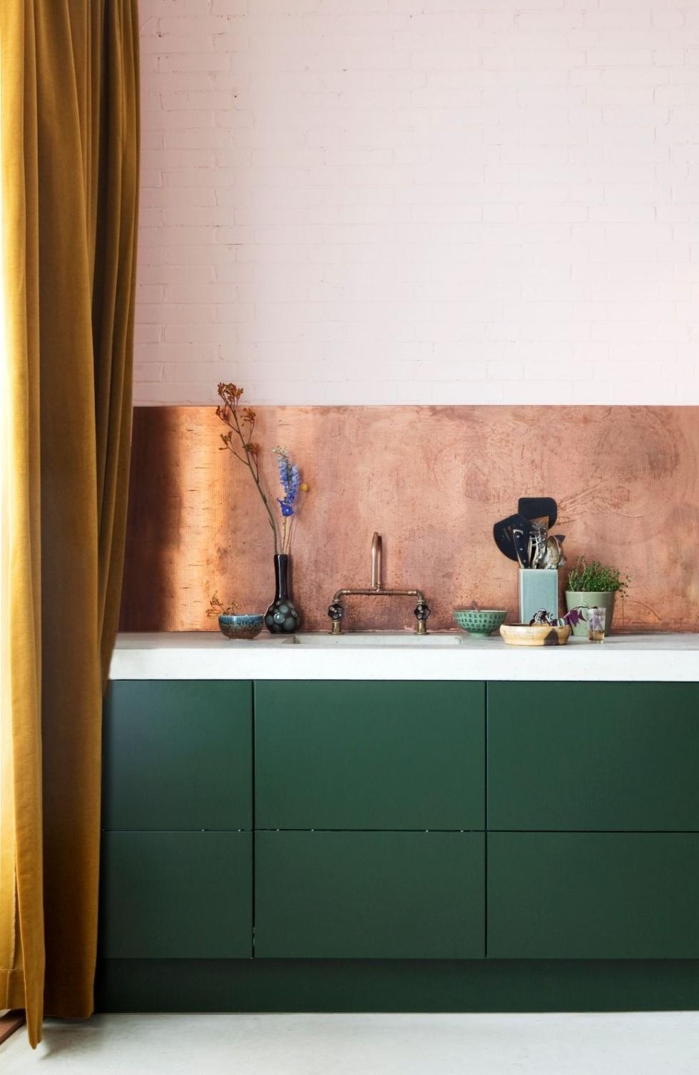 Groen keuken met koperen wandpaneel.jpg