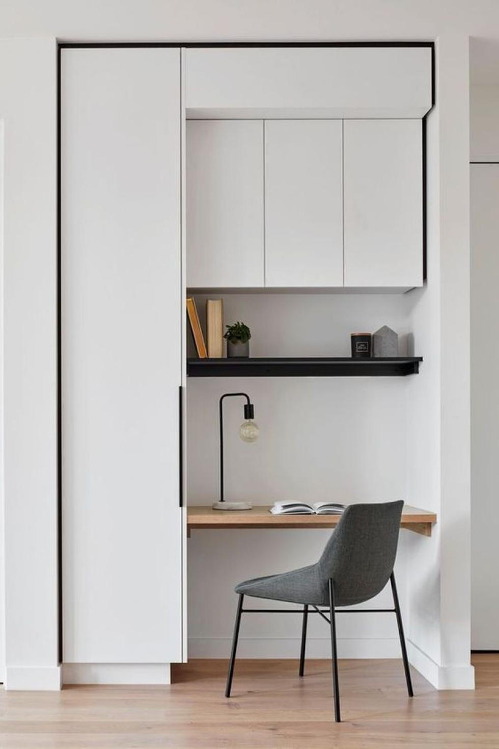 Homeoffice aus Ikea Korpussen: Kleiderschrank und Schreibtisch in weiß und schwarz