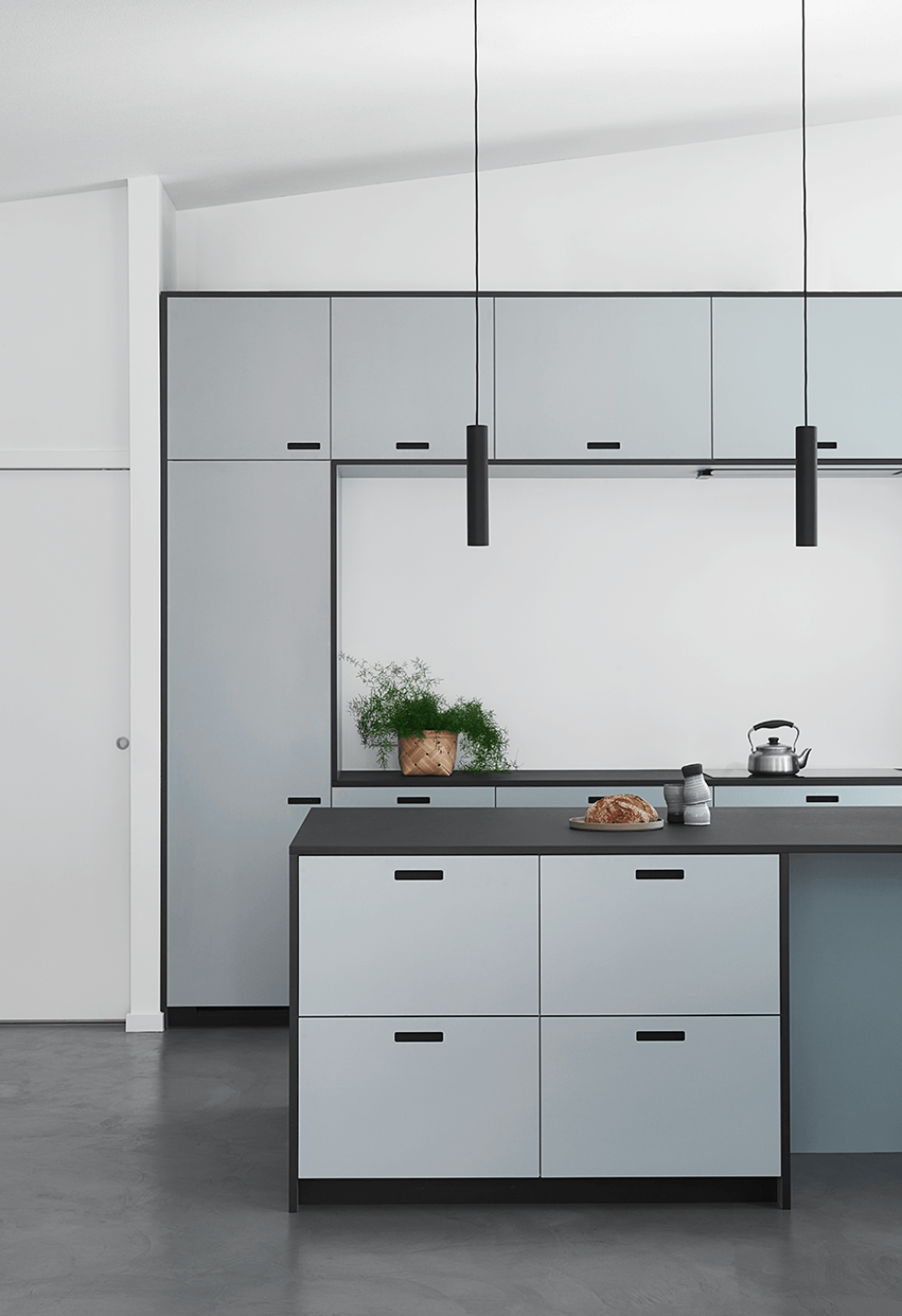 Two-tone kitchen in black & Blue 04 - Ciel voilé