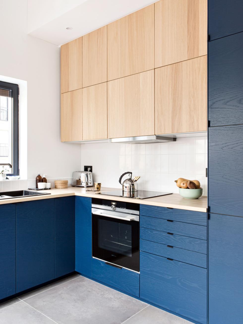 Küche aus lackierter Eiche in blau, Materialmix