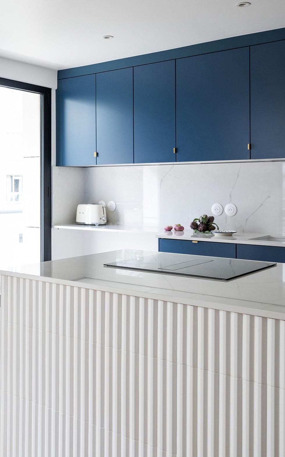 Eine Küche in Blau 03 - Bleu gris von Studio 464