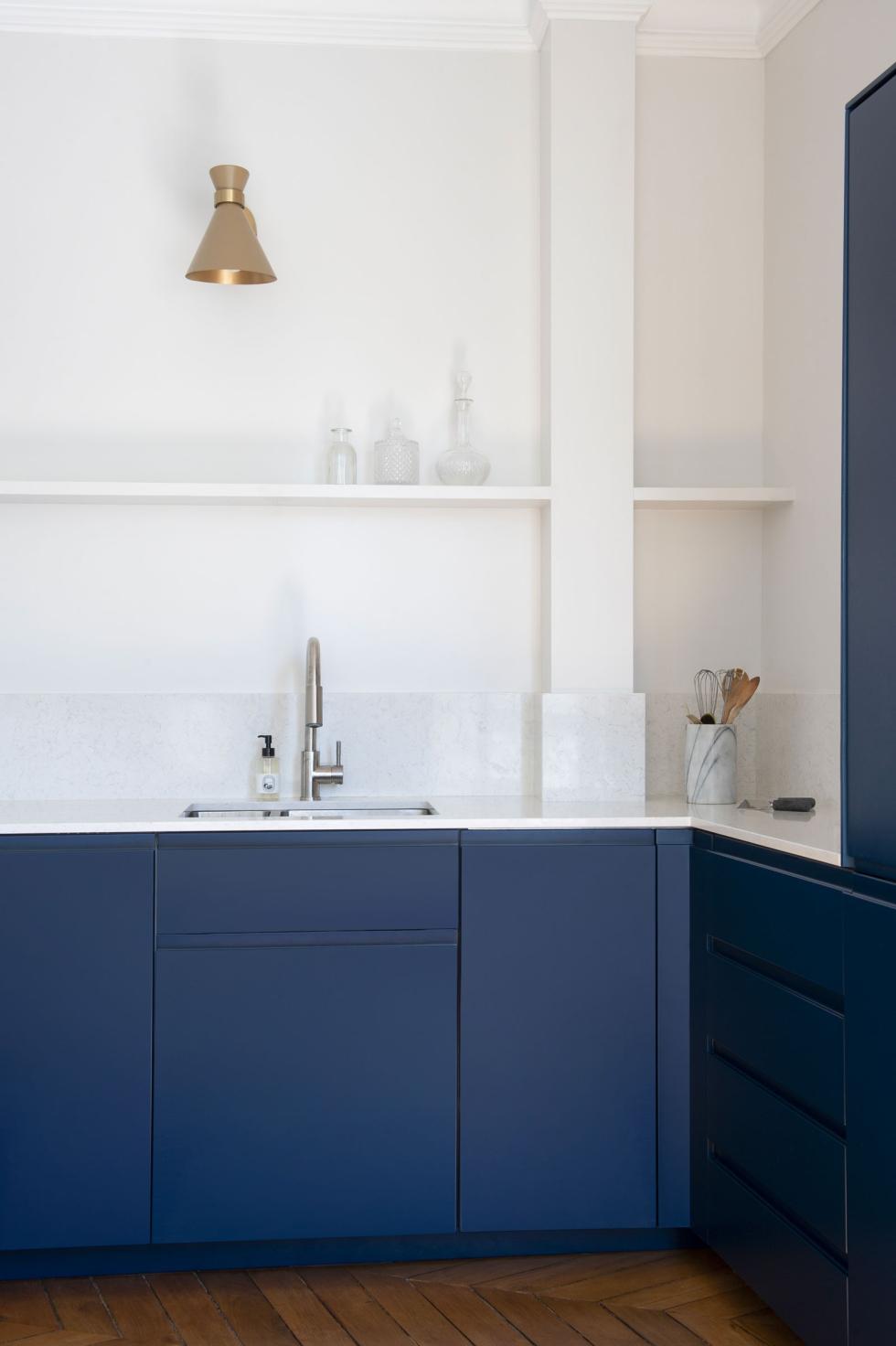 Küche in Blau 02 - Bleu nuit von Camille Gabrielle - Fotos von Flora Fourcade