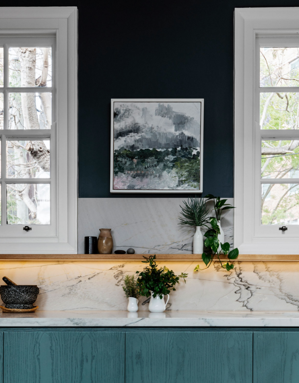 Küche in Holz & blauem Marmor mit Schweberegal