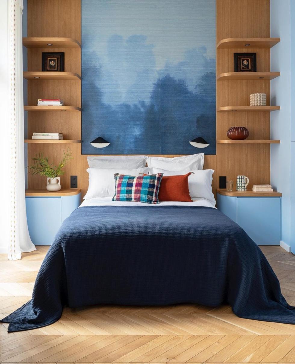 Tête de lit avec étagères en chêne naturel et papier peint bleu