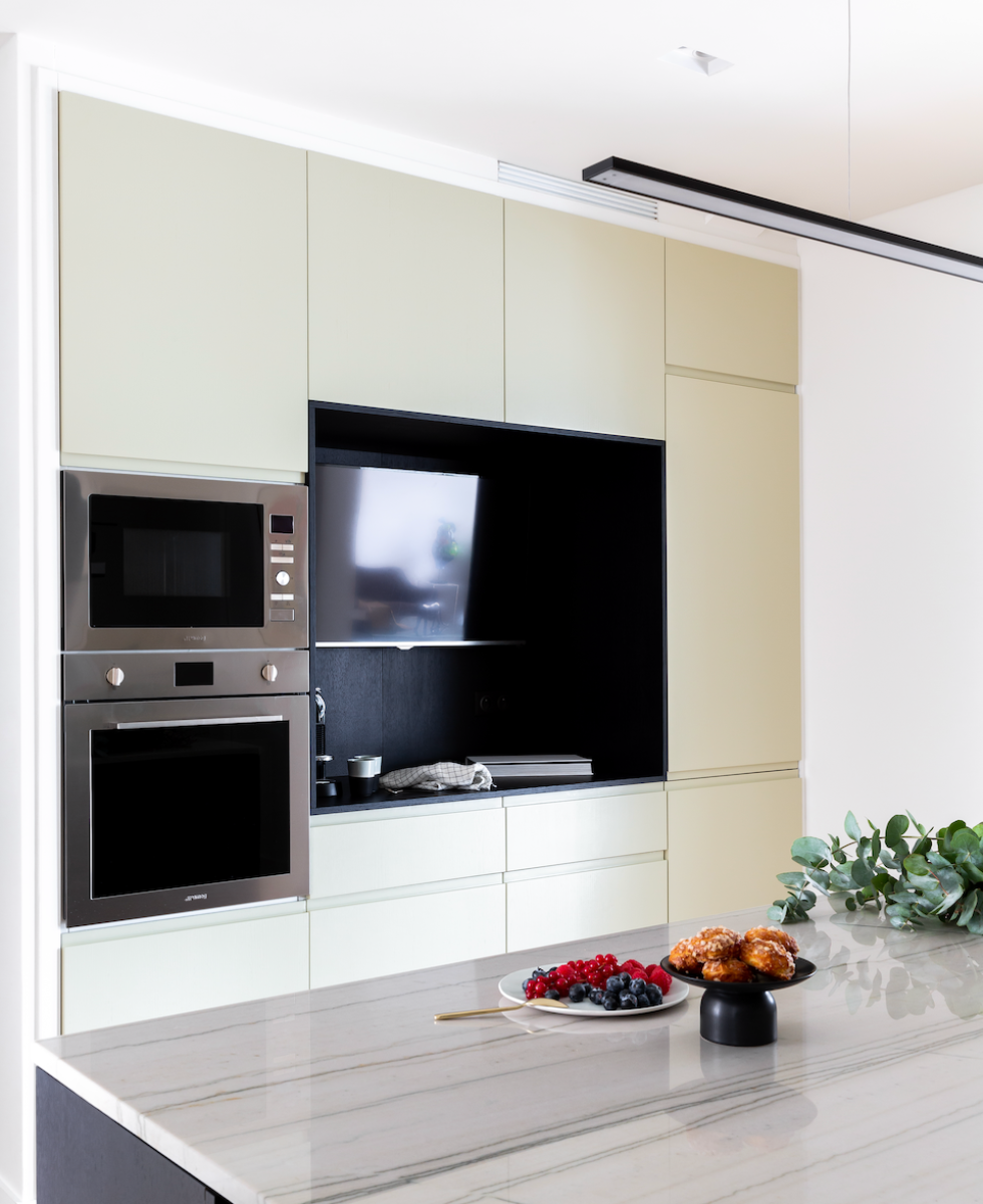 Cuisine beige avec plan de travail en marbre
