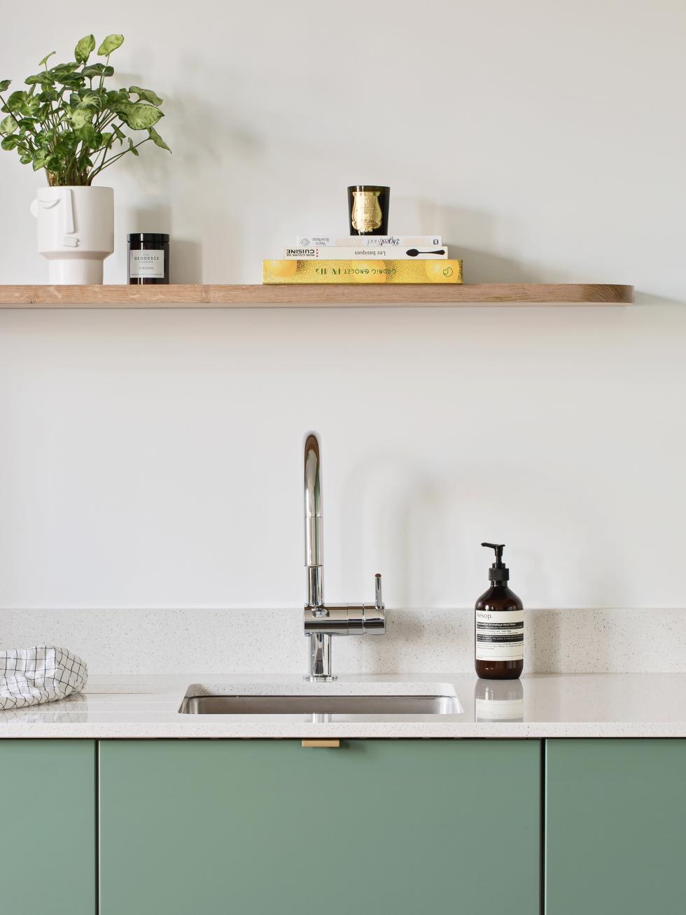 Küche in GRÜN 03 - Vert de gris aus IKEA Korpussen mit PLUM Fronten