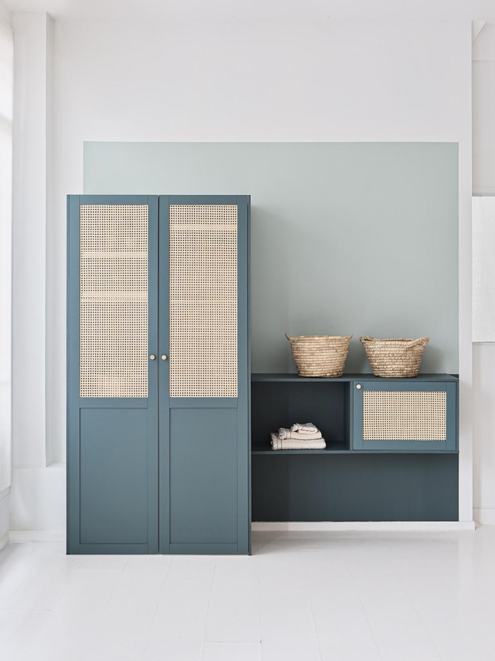 Laundry room, linen cupboard with bleu paon and amandier grisé fronts