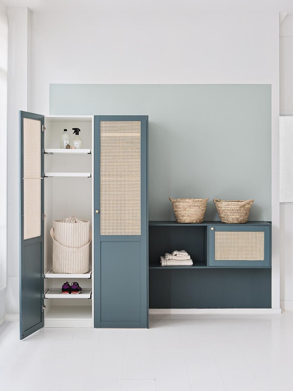 Kleiderschrank mit Fronten in “Bleu paon” im Rattan-Design, zusammengestellt aus Pax-Korpussen und Metod-Korpussen von Ikea.