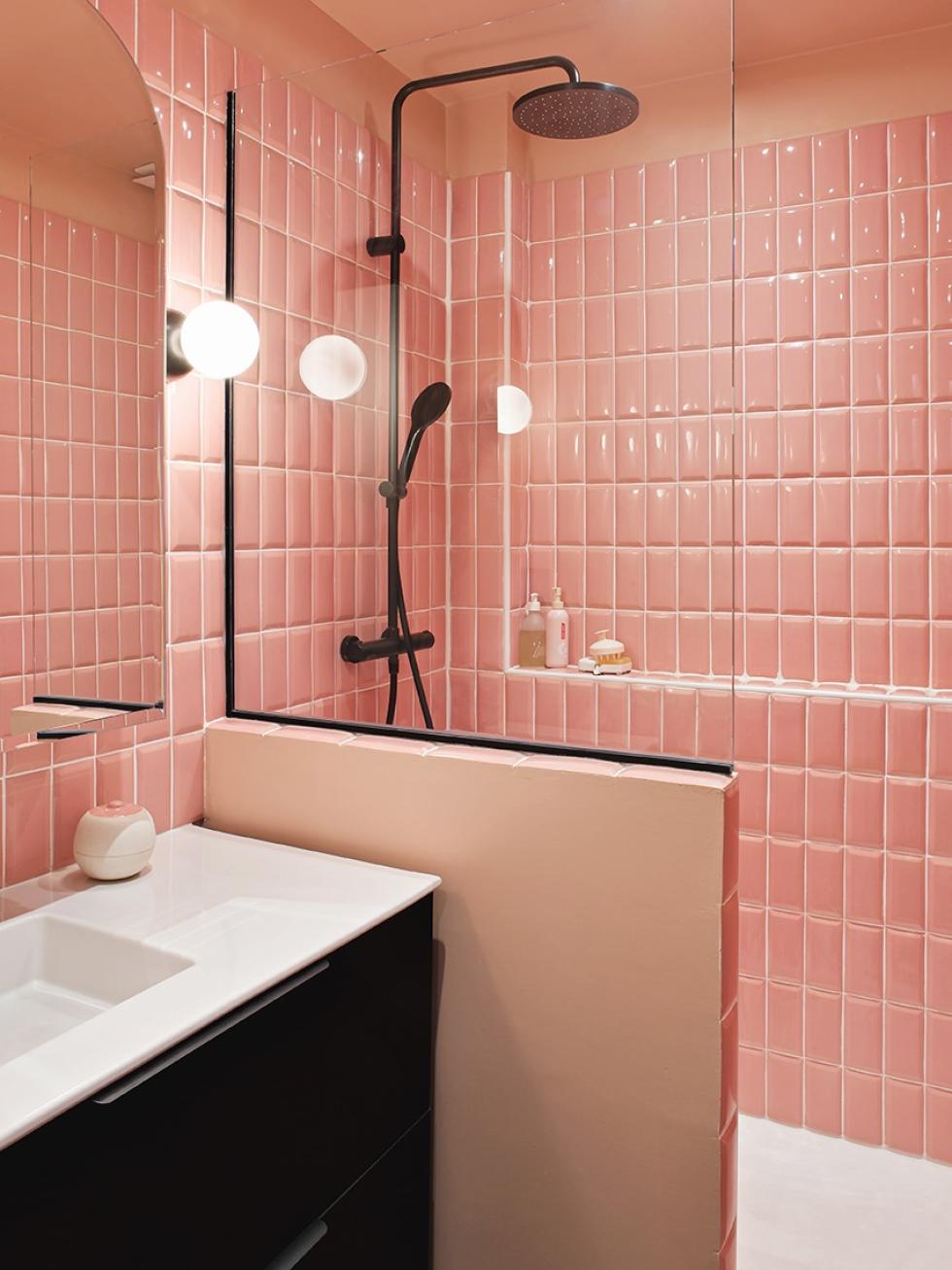 Badezimmer mit rosa Fliesen