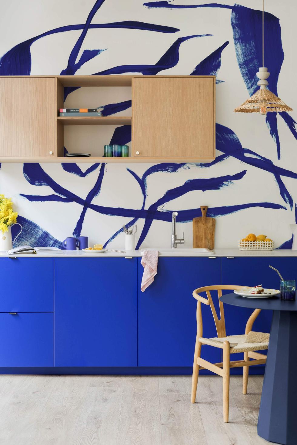 Küche in Electric Blau und Eiche Natur mit blauer Tapete.