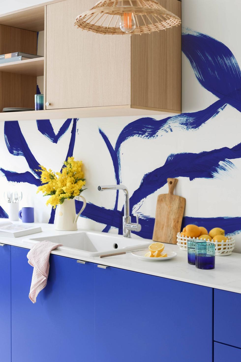 Küche in Electric Blau und Eiche Natur mit blauer Tapete.