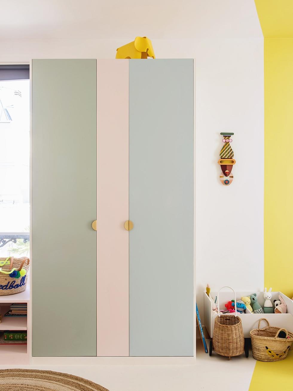Dreifarbiger Kleiderschrank für die Kids