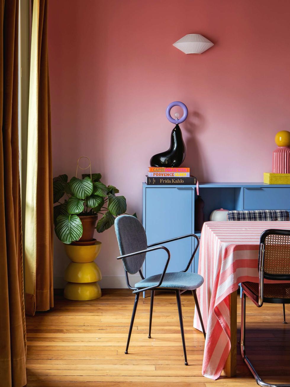 Das farbenfrohe Wohnzimmer von Lisa Gachet: grüne Wand, lila Teppich, Cord-Sofa.