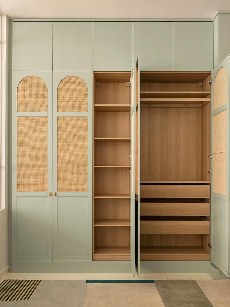 Projet Plum Living réalisé avec des façades en laque mate Amandier grisé