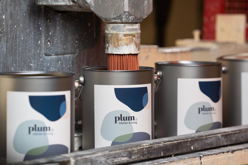 Herstellung der Plum-Wandfarbe bei Ressource