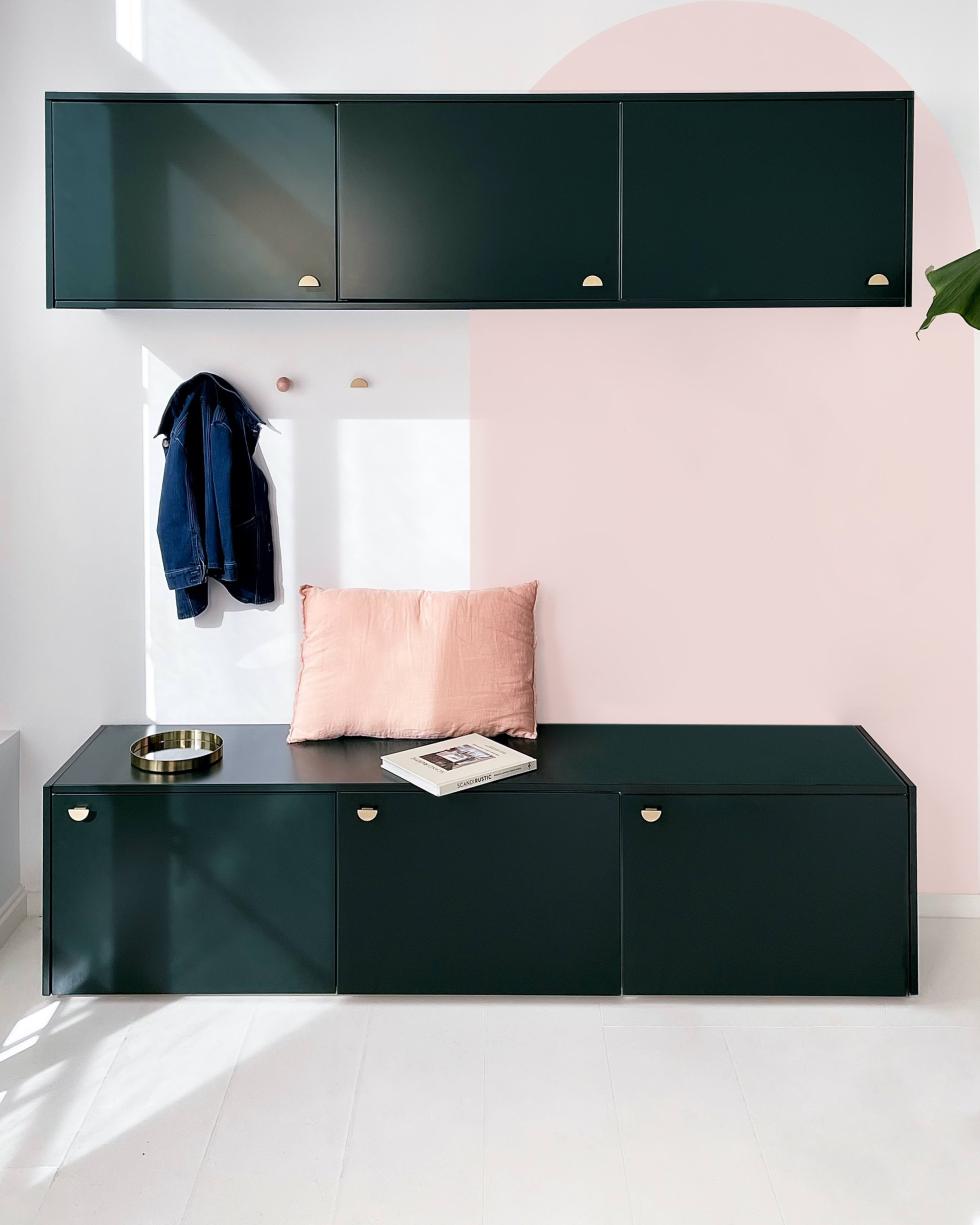 Flurmöbel mit Ikea Korpussen und Plum Fronten. Design von Sabine Mérillon