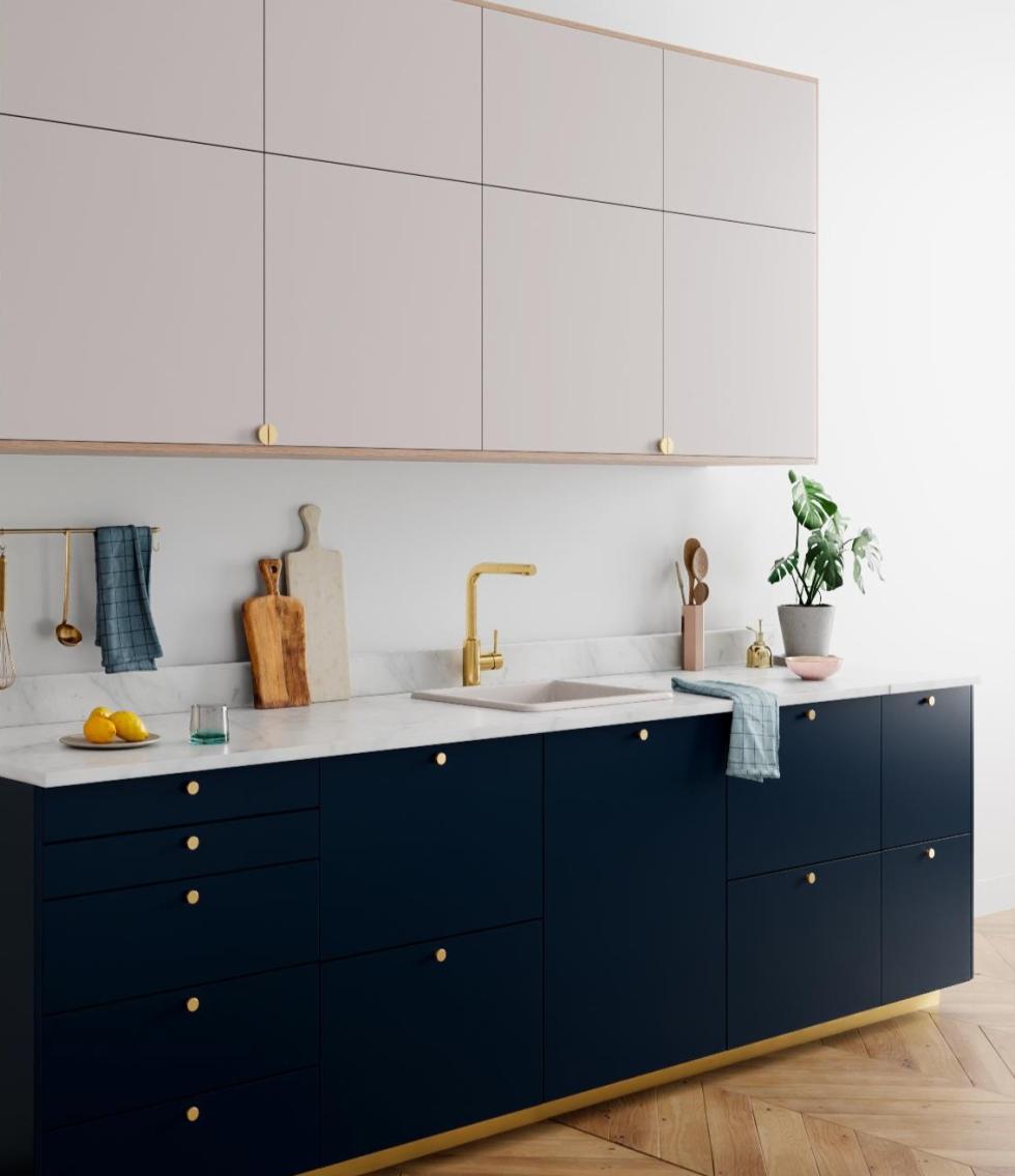 Küche Blau mit goldener Armatur