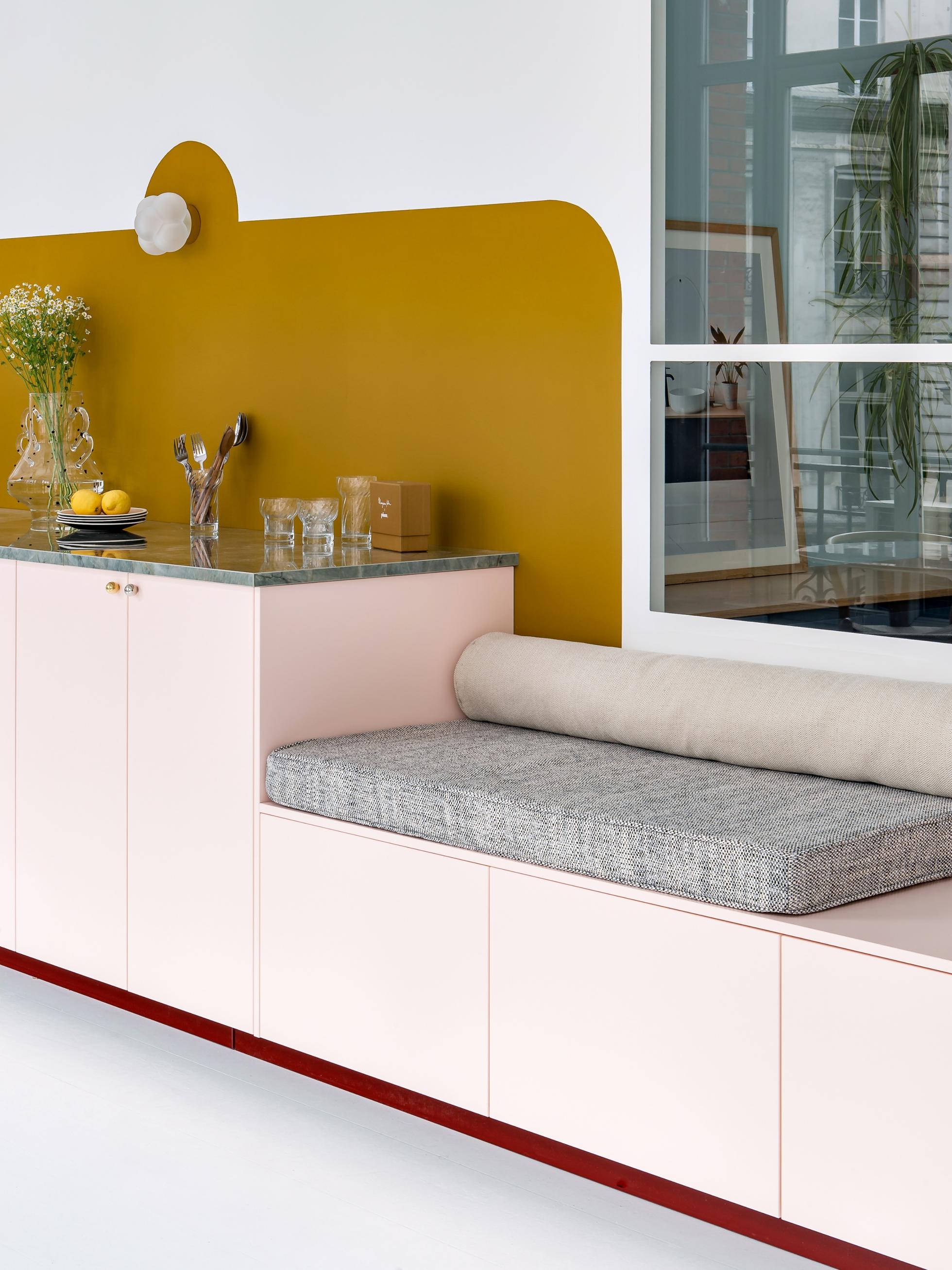 Plum Living Sitzbänke aus IKEA Korpussen