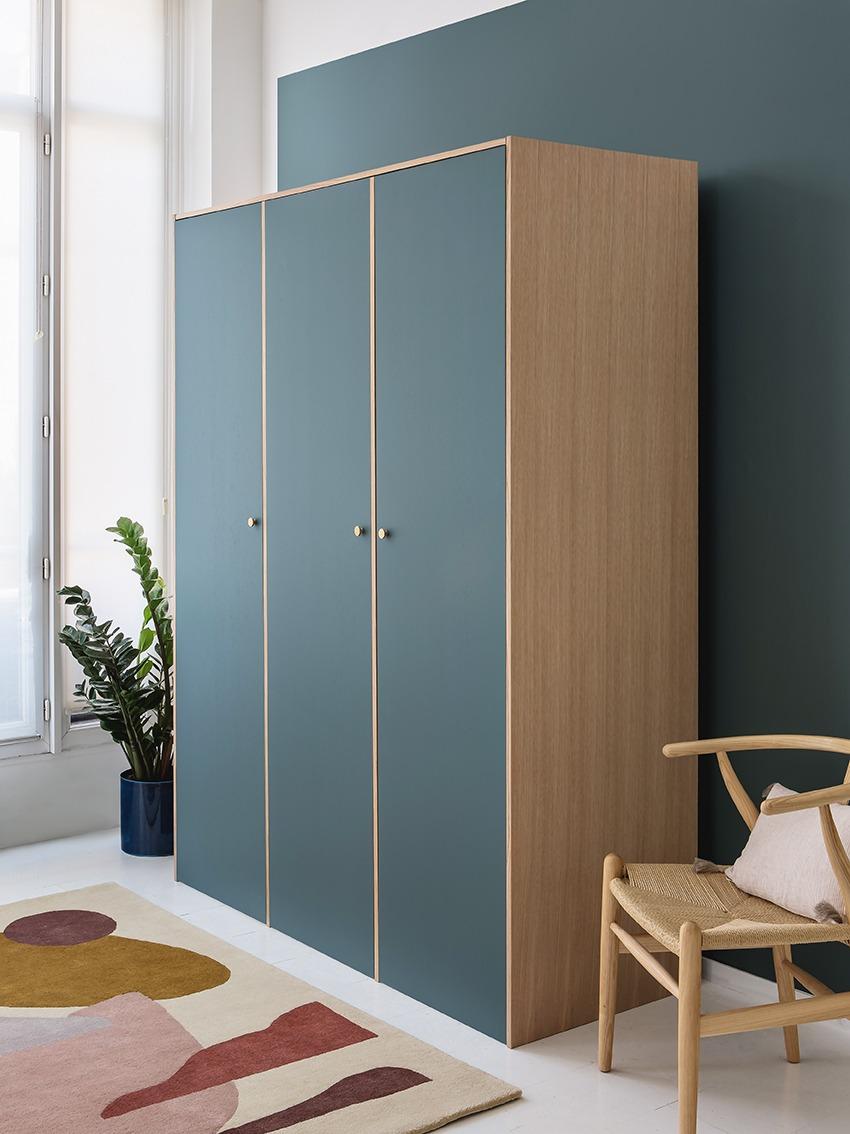Dressing Cache Tuto : Un dressing bimatière Bleu paon et Chêne naturel I Plum Living